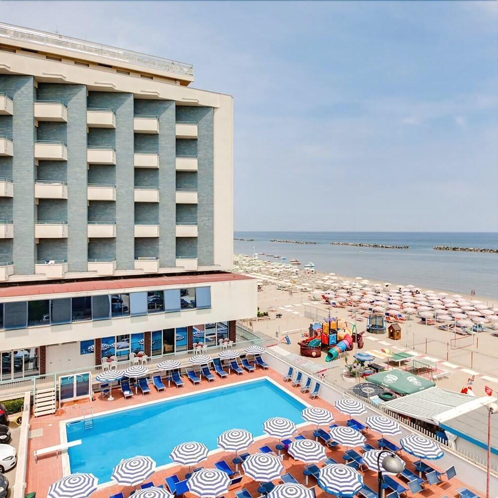 Hotel Majestic 벨레지아아지마리나 외부 사진
